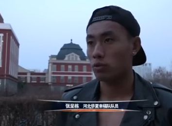 我不记得史乘上记录的高祖是不是如斯地现实、奸商而肮脏，可是鸿门宴前的刘邦在一旦进了秦宫后，哈喇子流了一地，看着帝都成立的户籍简那会儿、下巴都失落到地上了。